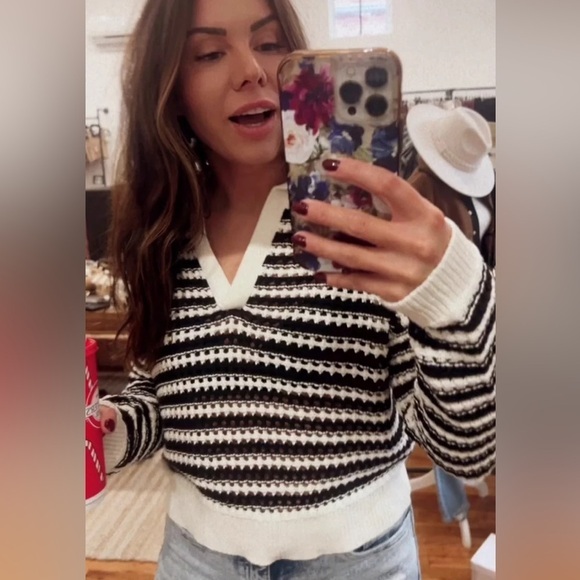 Abercrombie & Fitch Sweaters - Abercrombie & Fitch black and white knit v neck sweater